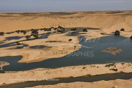 Image du Maroc Professionnelle de  Vue aérienne de la partie stagnante de la Sakia Al Hamra au environ de Laayoune où des oiseaux migrateurs comme les flamants roses trouvent refuge et repos durant leur voyage selon la saison, le 9 Avril 2010. (Photo / Abdeljalil Bounhar)


 